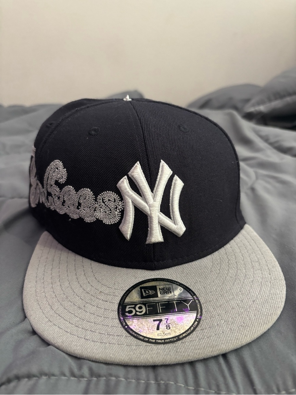New Era 59FIFTY Fitted Cap - Black & Gray with White Piping
